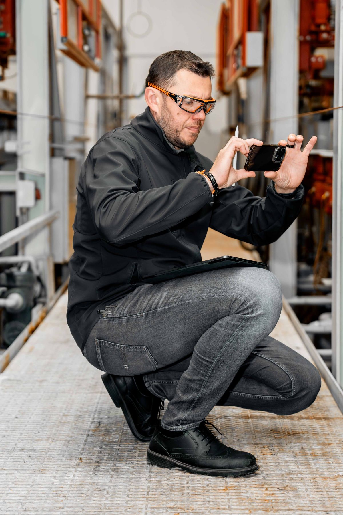 Waldemar Daubert fotografiert bei einer Begehung einen Befund an der Anlage