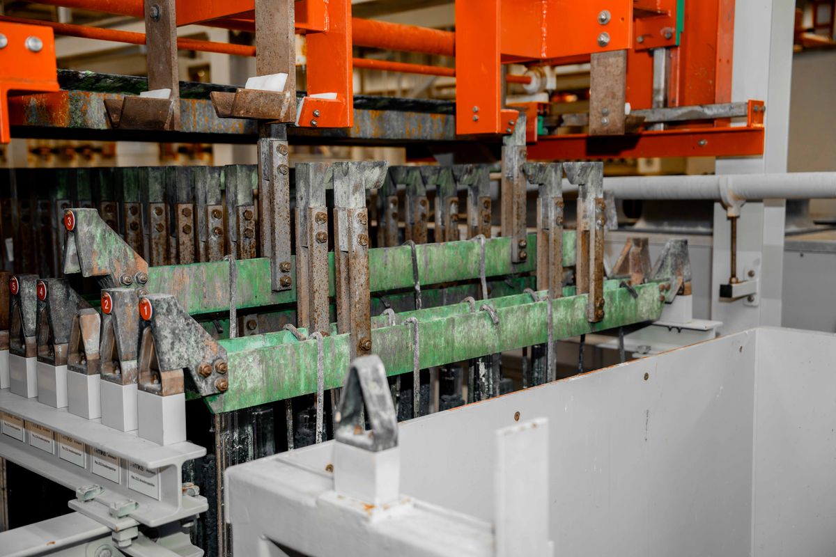Galvanikanlage mit Warenträgern und Becken