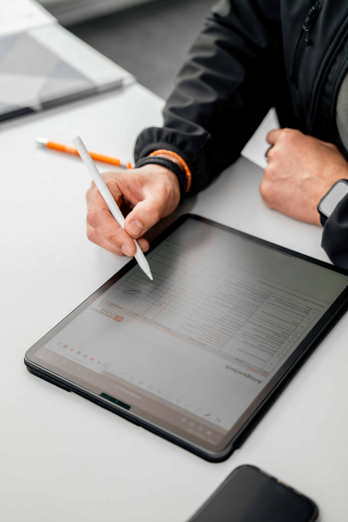 Befunde werden mit Eingabestift auf dem Tablet dokumentiert